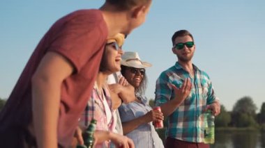 Bir grup genç insan bira ile rahatlatıcı