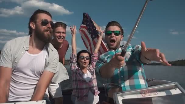 Amis prenant selfie sur bateau à moteur — Video