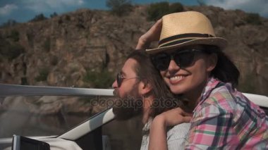 Genç çift boyunca bir motorlu tekne hız