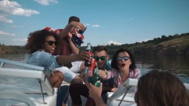 Grup birbirlerine toasting mutlu genç yetişkin