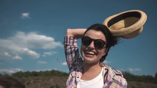 Радісна молода жінка на моторному човні — стокове відео