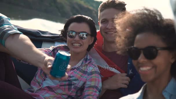 Amigos celebrando en barco — Vídeos de Stock