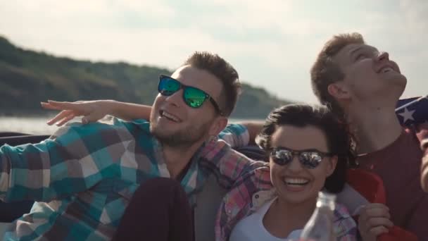 Vrienden vieren op boot — Stockvideo