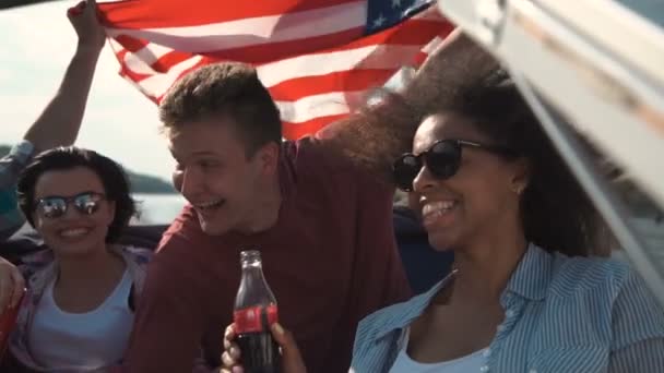 Различные друзья веселятся на лодке — стоковое видео