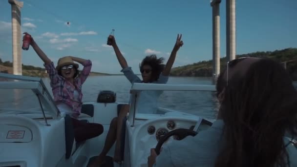 Grupo de mulheres felizes relaxando a bordo de um barco — Vídeo de Stock