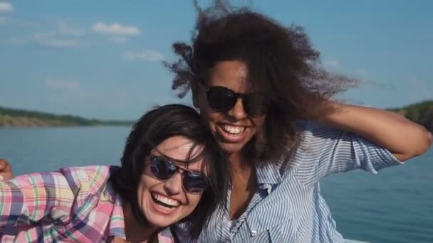 Feliz diversificada meninas em lancha — Vídeo de Stock