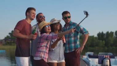 İskelede selfie alan insanlar içerik