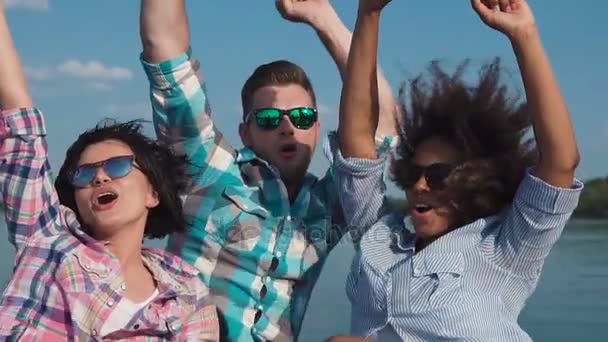 Três amigos se divertindo no barco — Vídeo de Stock