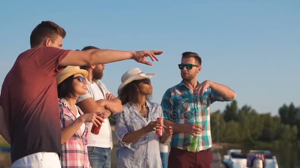 Grupp unga människor avkopplande med öl — Stockvideo