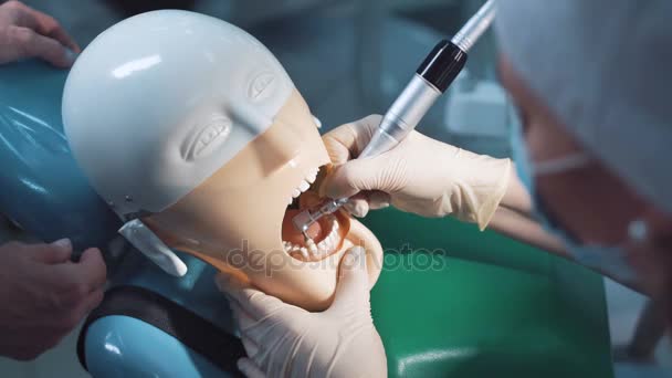 Mujer joven practicando actividad dental — Vídeos de Stock