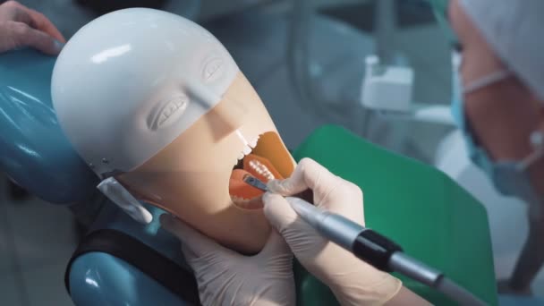 若い女性の実践歯科の活動 — ストック動画