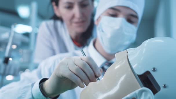 Studentka stomatologii praktykujących na obojętne — Wideo stockowe