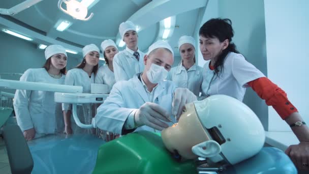 Grupo de estudiantes en gabinete dental — Vídeos de Stock