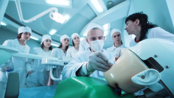 Group of students in dental cabinet — Stock Video