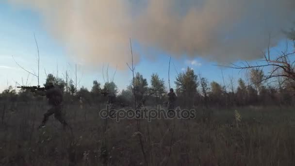 Equipo de Sodiers en el campo de batalla — Vídeos de Stock