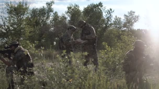 Militaires naviguant sur le champ de bataille — Video