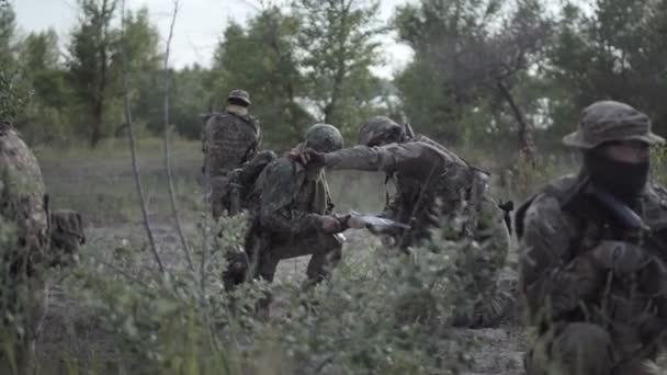 Vojenské osoby navigaci na bojišti — Stock video