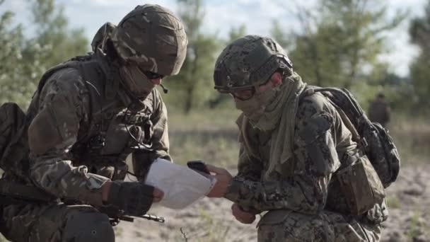 Katonák Navigálás csatatéren — Stock videók