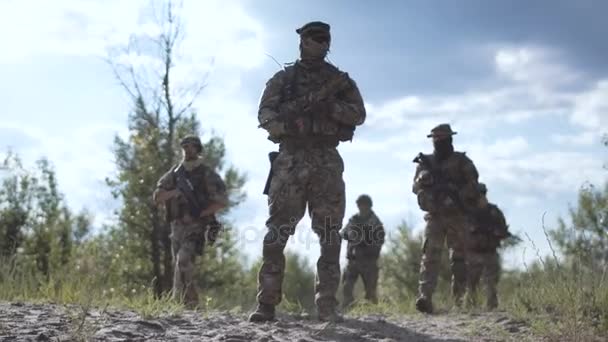 Крутая группа солдат в природе — стоковое видео