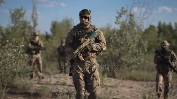 Soldater som står på fältet — Stockvideo
