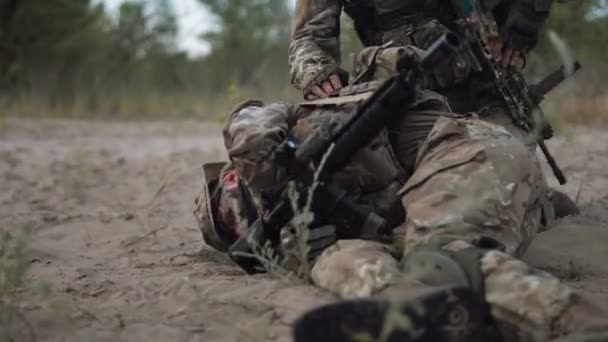 Der Kommandeur rettet den Soldaten — Stockvideo