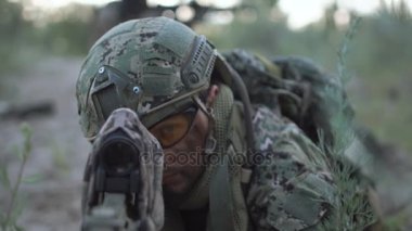 Keskin nişancı yalan ve nişan