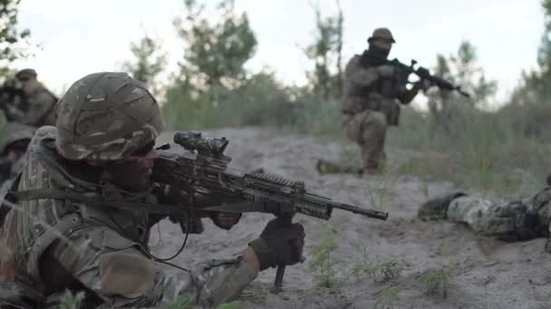 Soldiers prepared to fight — Stock Video