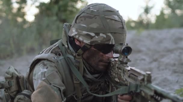 Sniper berbohong dan membidik — Stok Video