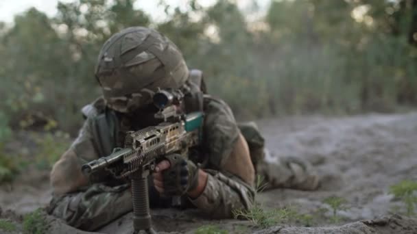 Sniper liegen en gericht — Stockvideo