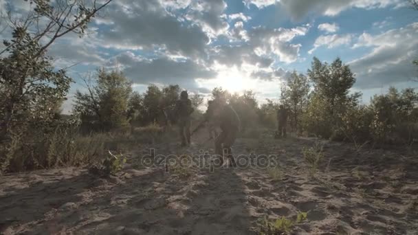 Soldaten sitzen und zielen — Stockvideo