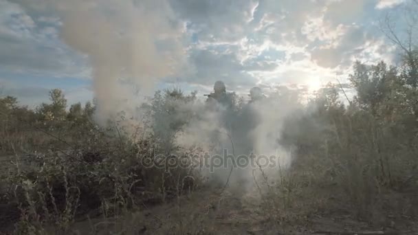 Fuerzas militares caminando en el campo de batalla — Vídeos de Stock