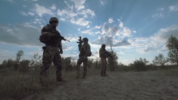 Tropa militar em uma linha — Vídeo de Stock