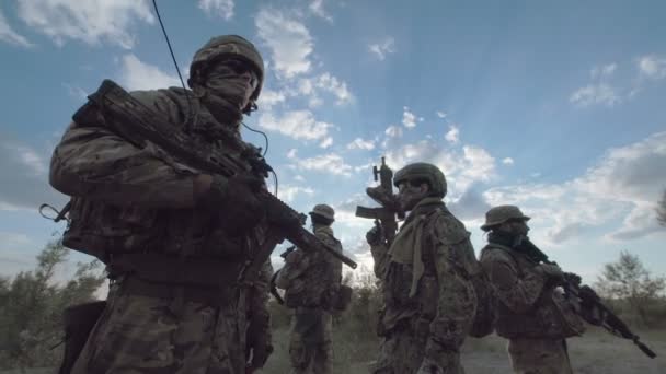 Tropa militar en fila — Vídeo de stock