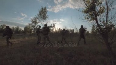 Askerlerin savaş alanında hedefleyen