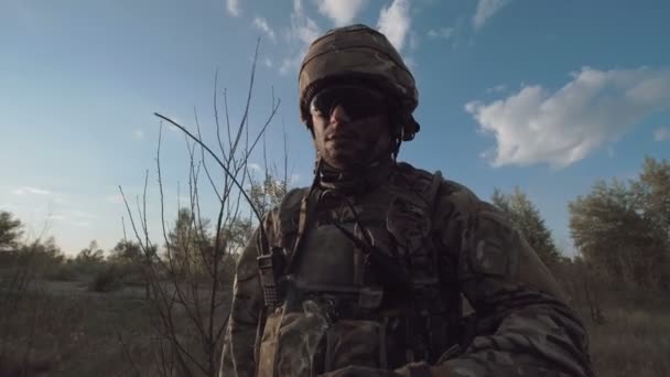 Солдат сидит и курит — стоковое видео