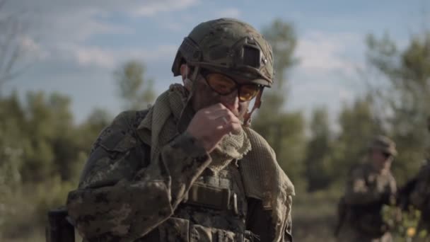 Soldat som rökning, mittemot andra soldater — Stockvideo