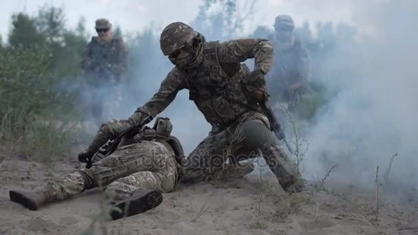 Forças militares caminhando no campo de batalha — Vídeo de Stock
