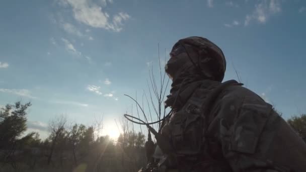 Oturan asker ve yasaktır — Stok video