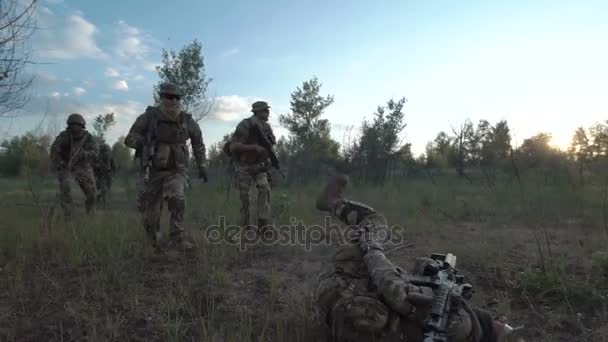 Sodiers team op het slagveld — Stockvideo