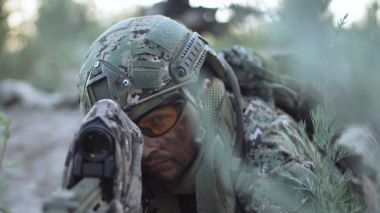 Keskin nişancı yalan ve nişan