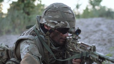 Keskin nişancı yalan ve nişan