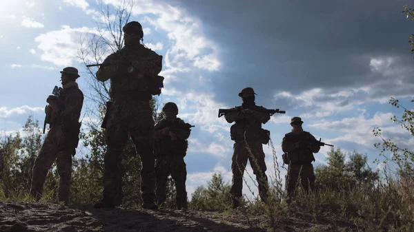 Cool soldaten in de natuur — Stockfoto