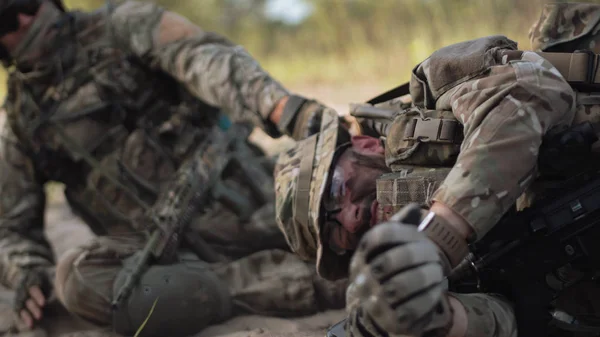 Der Kommandeur rettet den Soldaten — Stockfoto