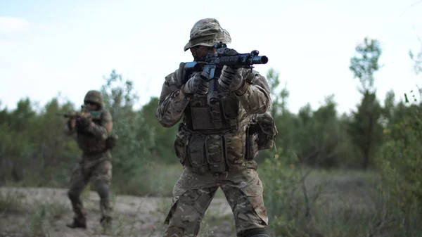 Soldiers aiming on battlefield — Stock Photo, Image