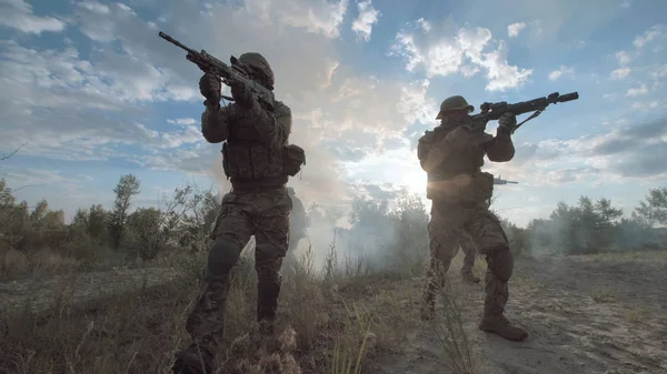 Militære styrker som går på slagmarken – stockfoto