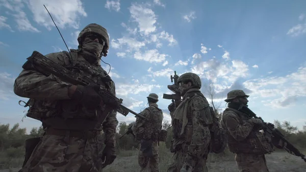 Soldiers standing on field — Stock Photo, Image