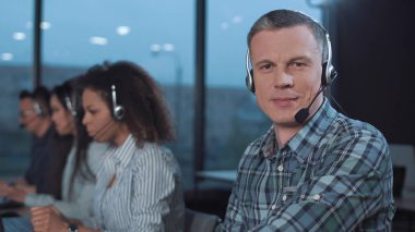 Destek hizmetinde çalışan adam