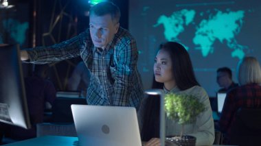 Patron işçi için geliyor ve açıklayan