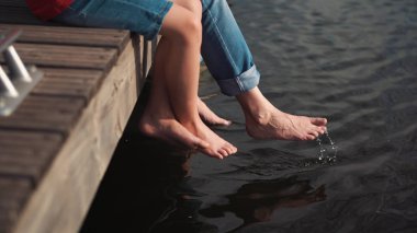 Kırpma baba ve oğul iskelede