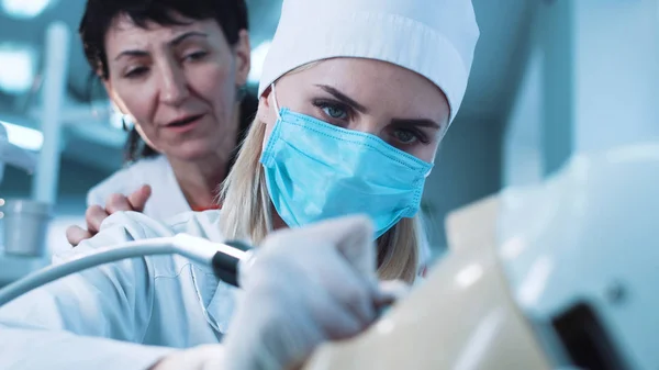 Giovane donna che pratica l'attività dentale — Foto Stock